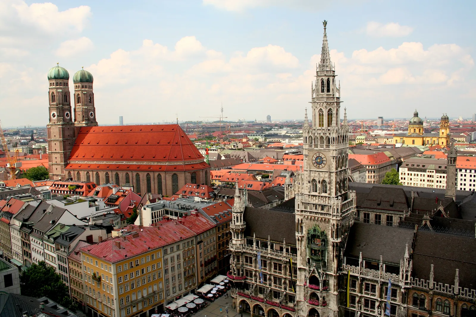 München von oben: Frauenkirche und Neues Rathaus