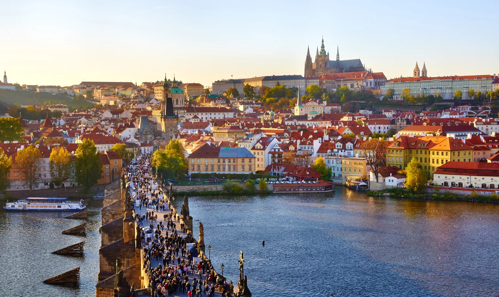 Prag: Karlsbrücke, Kleinseite und Prager Burg im Abendlicht